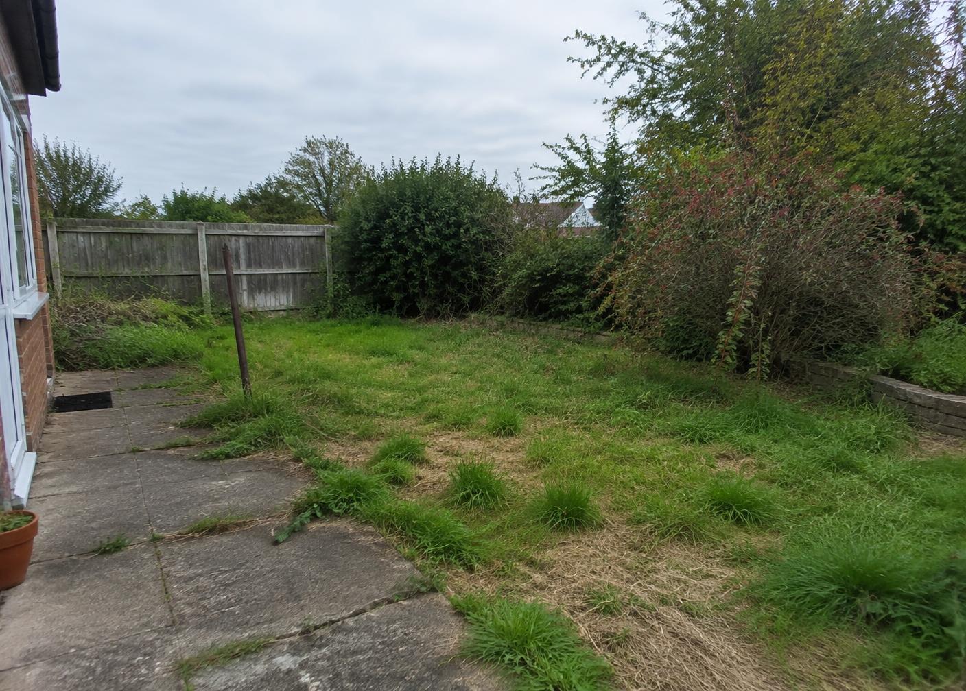 Garten vor der Umgestaltung mit ungepflegter Rasenfläche